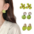 Pendientes de botón de flor verde de aguacate, pendientes de verano bonitos frescos, joyería de diseño creativo para mujeres, pendientes de acrílico, regalos